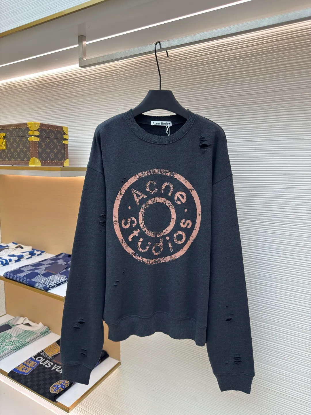 Acne Studios ripped distressed logo sweatshirt ●Authentic product: Purchased and developed for 4100 ●Item number: 1680379-A75 ●Fabric: Double-ply cotton plain fabric ●Technology: Distressed printing ●Version: Loose fit ●Weight: about 590 grams ●Size: S-M-L-XL ●Description: Customized dream-painted double-ply cotton plain fabric with excellent texture, comfortable and skin-friendly, with deep black as the main color Like the mottled rust on ancient copperware, the unruly soul of AcneStudios is engraved on the chest. The ingenious integration of hole elements and wanton swaying on the black canvas is a deliberate rebellion, a break away from the shackles of tradition, and unique in the wave of trends. Glue printing is used. The chest printing is modified three times with the film screen. The glue liquid paint is used to print the pattern on the fabric. The fabric is baked to fix the printed pattern. Many parts of the body of the garment are worn and worn by pure artificial regularity, and hand brush marks are added to the surface of the garment to add texture and depth to imitate the texture of natural wear and tear. The fabrics have been washed to give them a better feel and texture. They are not easy to deform, shrink or fade, and maintain their long-lasting beauty. The overall color is consistent with no color difference. It can be matched with the same style to create a fashionable look, and can be used in various occasions. Customized accessories, complete with three standards, the same style for men and women!